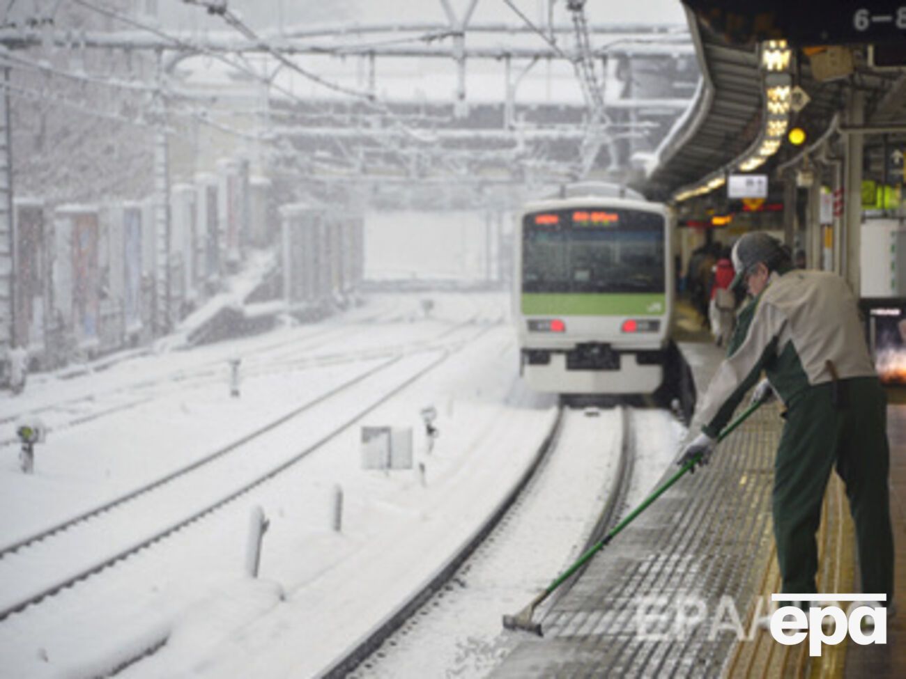 Снег нарушил транспортное сообщение в стране