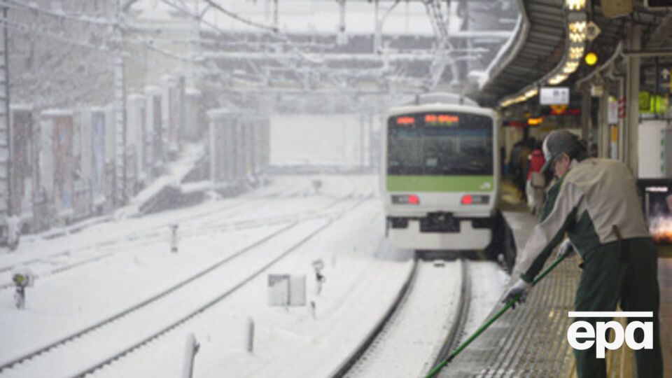 Снег нарушил транспортное сообщение в стране