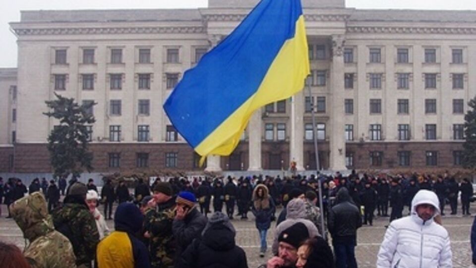 Собралось порядка 100 участников каждого лагеря