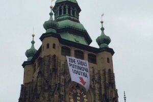 На соборе Святого Витта развернули баннер "Здесь сидит марионетка Путина"