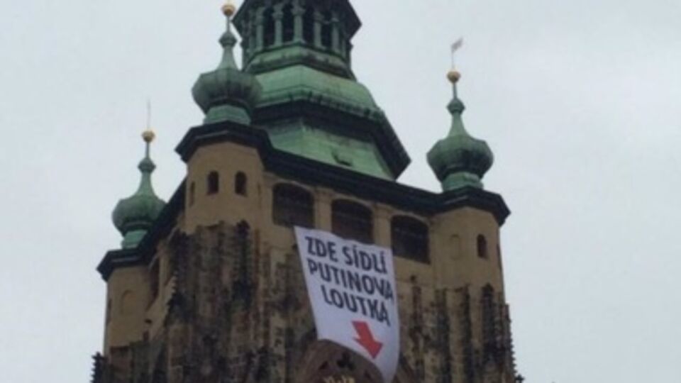 На соборе Святого Витта развернули баннер "Здесь сидит марионетка Путина"