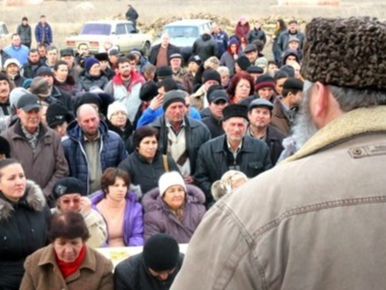 На поляне протеста собралось порядка 200 человек