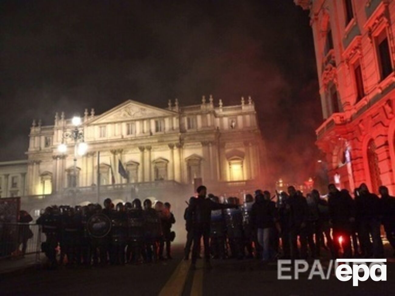 Протестующие пытались проникнуть в здание театра