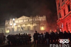 Протестующие пытались проникнуть в здание театра