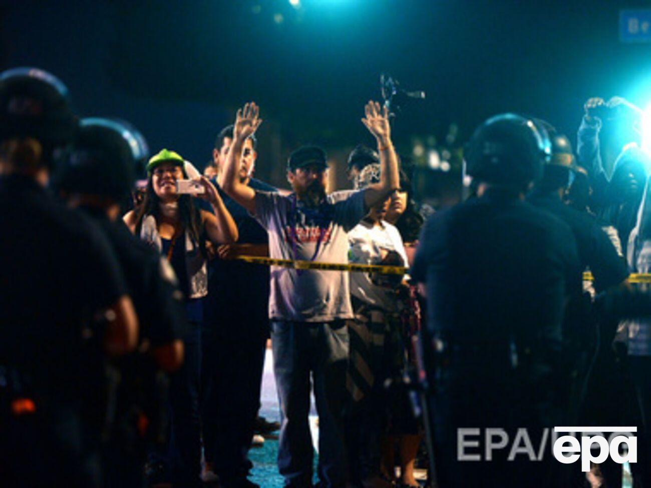 По крайней мере, шесть человек были арестованы во время беспорядков, сообщает издание