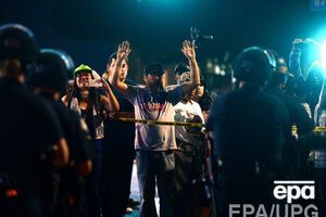 По крайней мере, шесть человек были арестованы во время беспорядков, сообщает издание