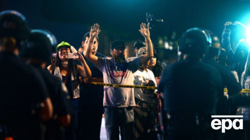 По крайней мере, шесть человек были арестованы во время беспорядков, сообщает издание