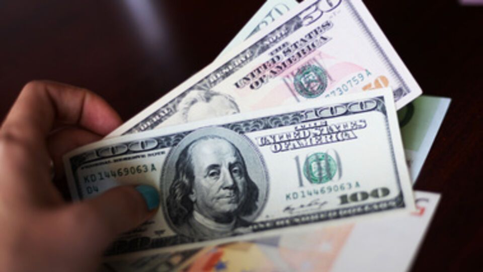 Гривна продолжила падать