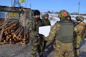 Украинские офицеры доставили гуманитарную помощь в села на границе зоны АТО. Фоторепортаж