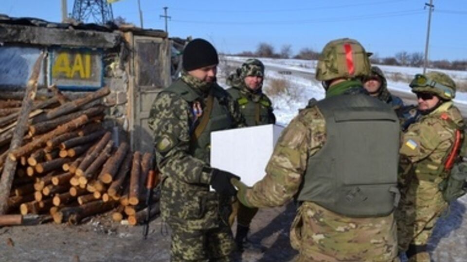 Украинские офицеры доставили гуманитарную помощь в села на границе зоны АТО. Фоторепортаж