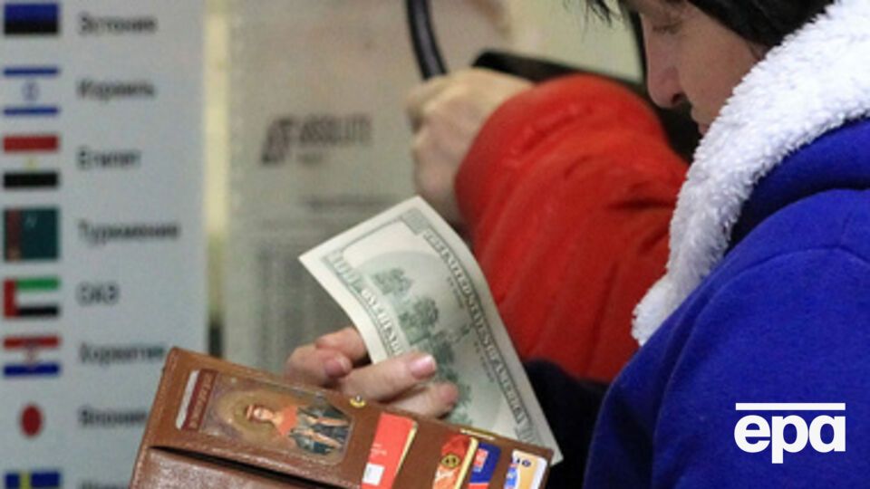 Доллар продолжает дорожать