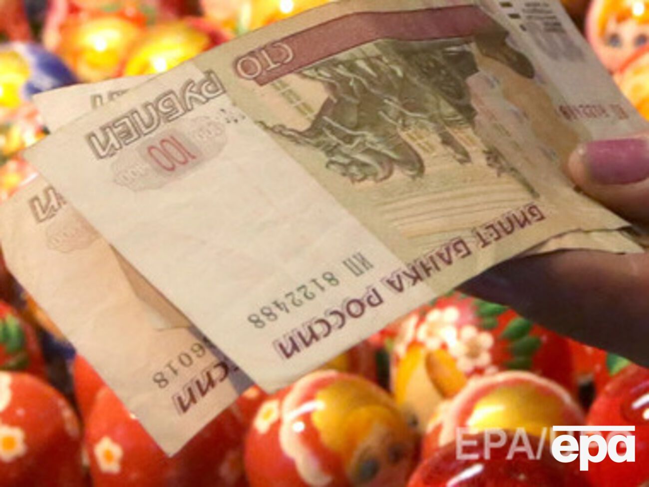 Рубль начал день с падения