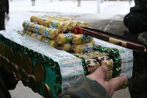 Третьеклассница из Кривого Рога передала воинам АТО танк из конфет. Фоторепортаж