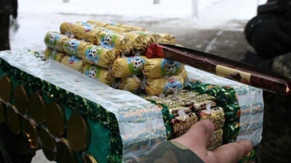 Третьеклассница из Кривого Рога передала воинам АТО танк из конфет. Фоторепортаж