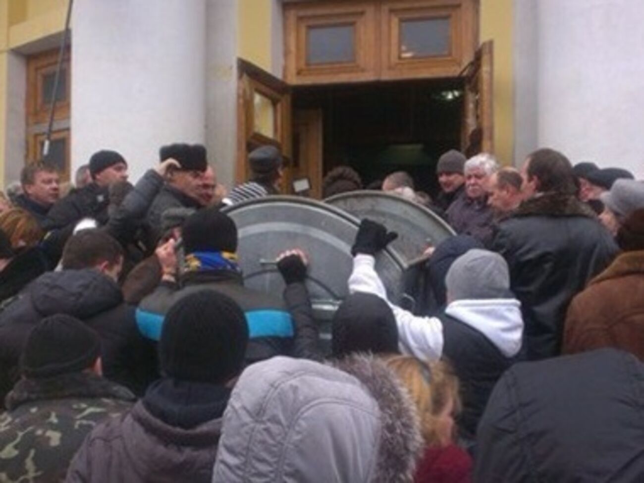 Митингующие на выходных взяли облгосадминистрацию штурмом