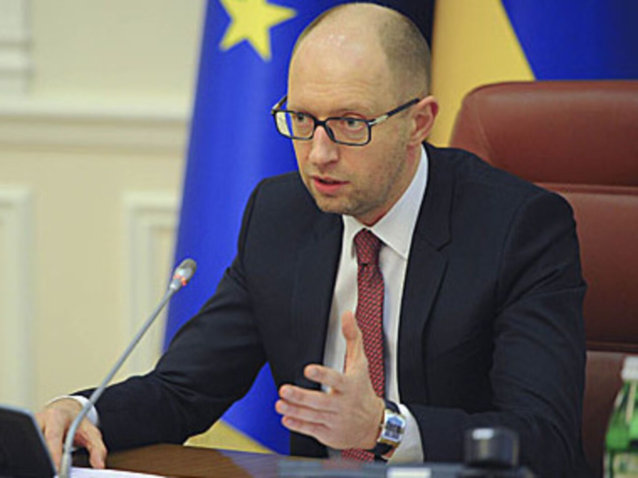 Яценюк предлагает на два года освободить от проверок малый и средний бизнес