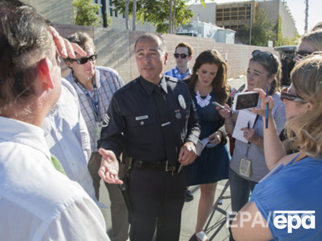 Протесты в США вызвало решение присяжных не выдвигать обвинений против офицера полиции