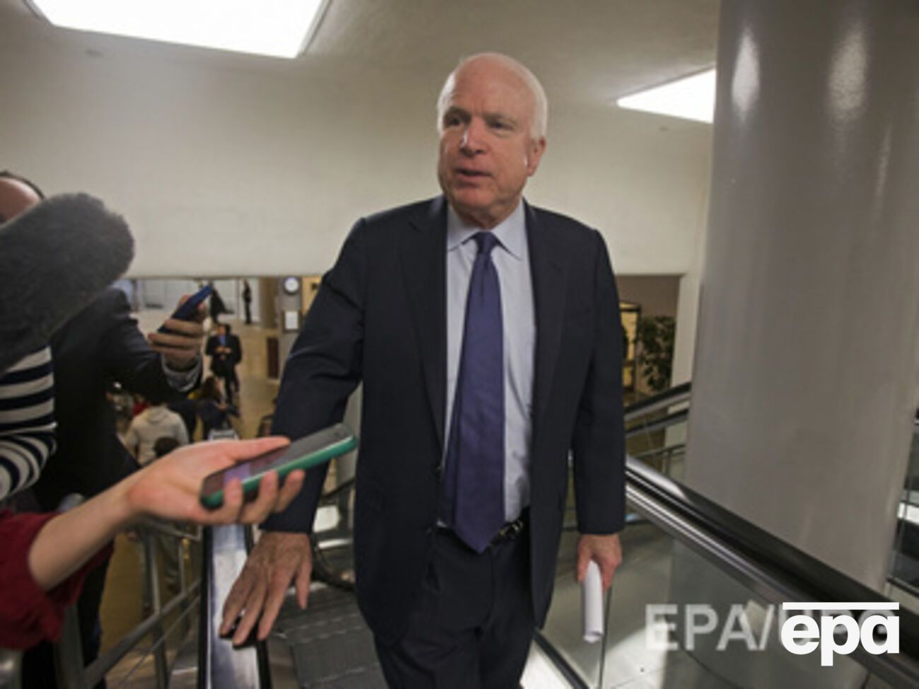 Сенатор-республиканец Джон Маккейн идет слушать доклад по ЦРУ