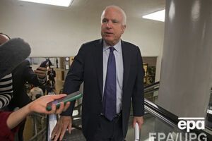 Сенатор-республиканец Джон Маккейн идет слушать доклад по ЦРУ