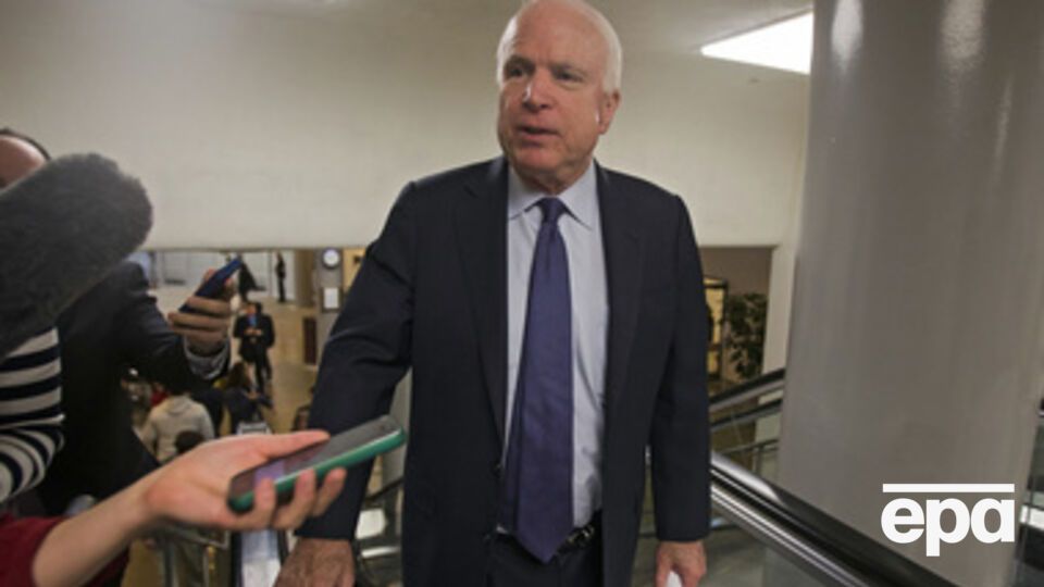 Сенатор-республиканец Джон Маккейн идет слушать доклад по ЦРУ