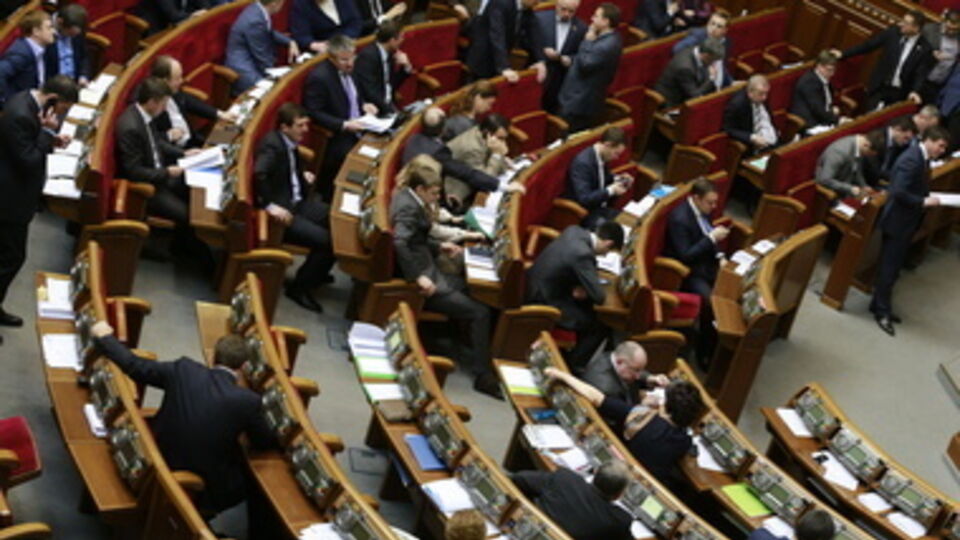 Депутаты массово отзывают голоса под так называемыми диктаторскими законами