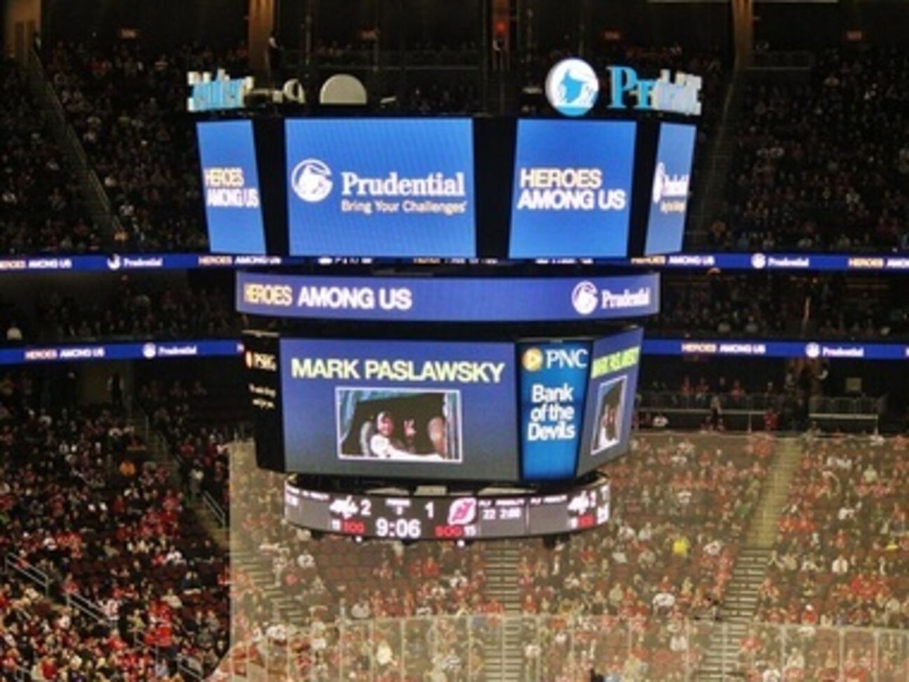 Во время игры на табло появилось фото Марка Паславского и засветилась надпись "Герои среди нас"