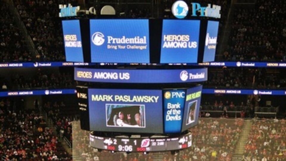 Во время игры на табло появилось фото Марка Паславского и засветилась надпись "Герои среди нас"