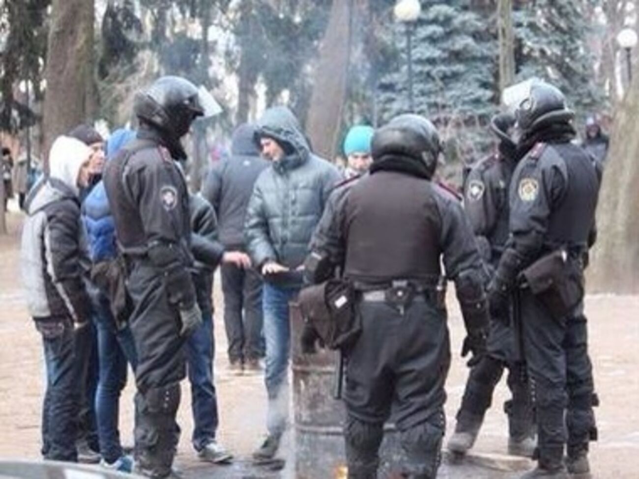 Сторонники Партии регионов и силовики на Евромайдане