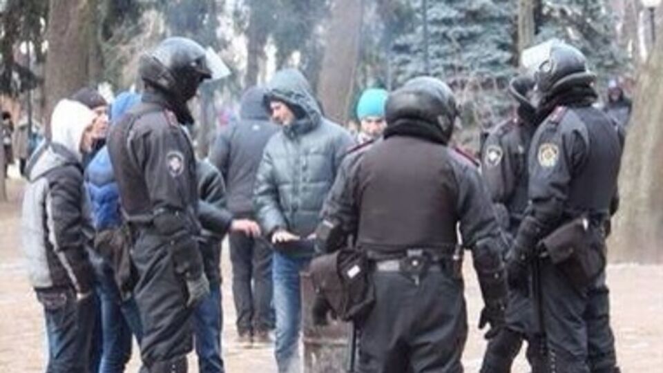 Сторонники Партии регионов и силовики на Евромайдане