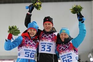 Вита Семеренко (справа) на пьедестале почета