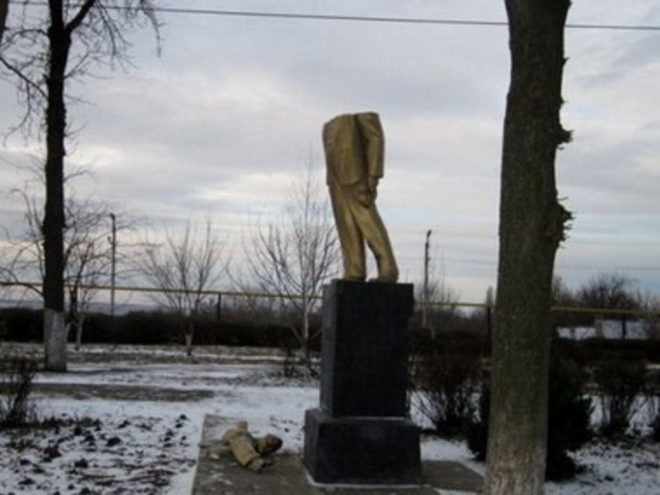 Многие памятники Ленину обезглавили