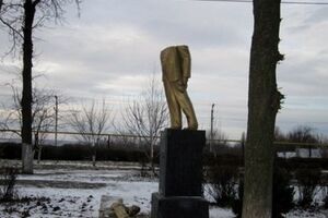 Многие памятники Ленину обезглавили