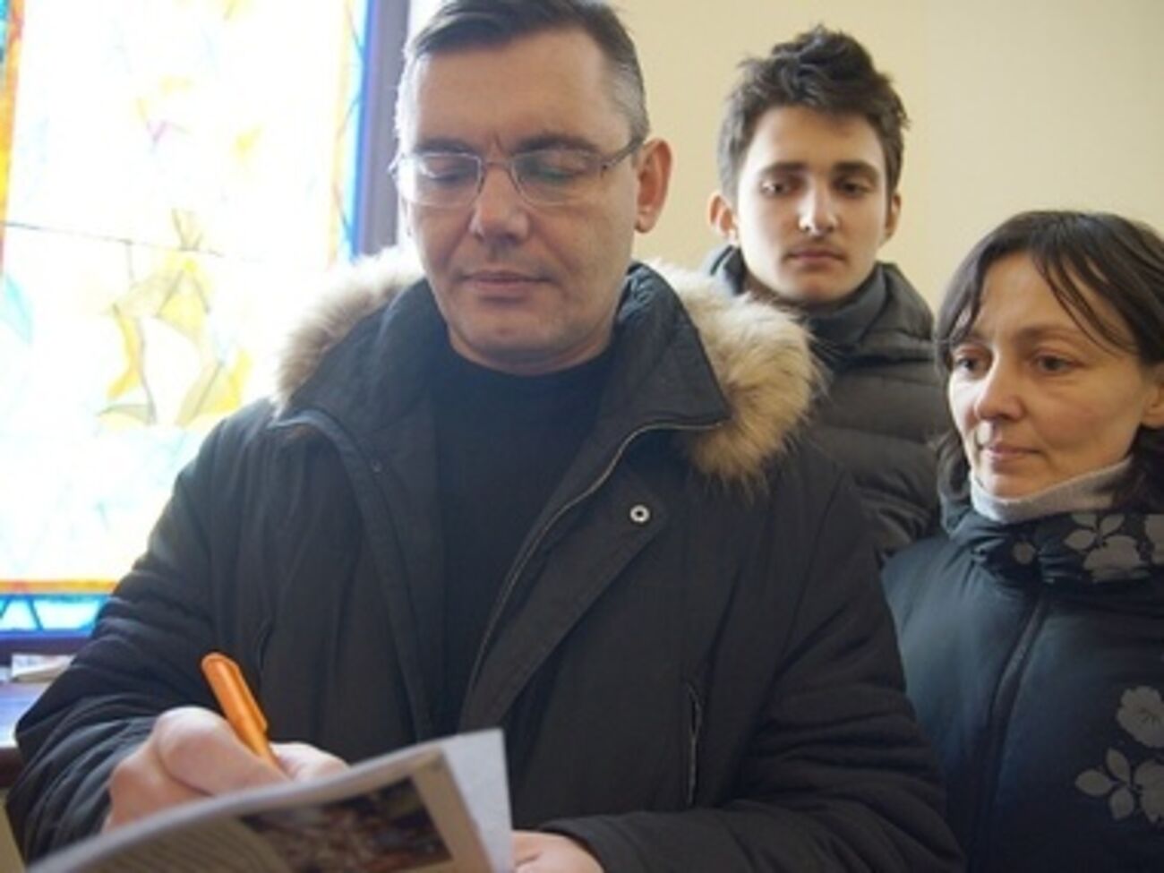 Прихожане подписывают соглашение