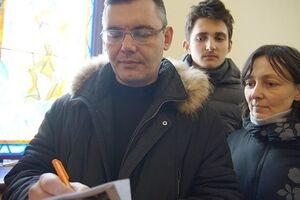 Прихожане подписывают соглашение