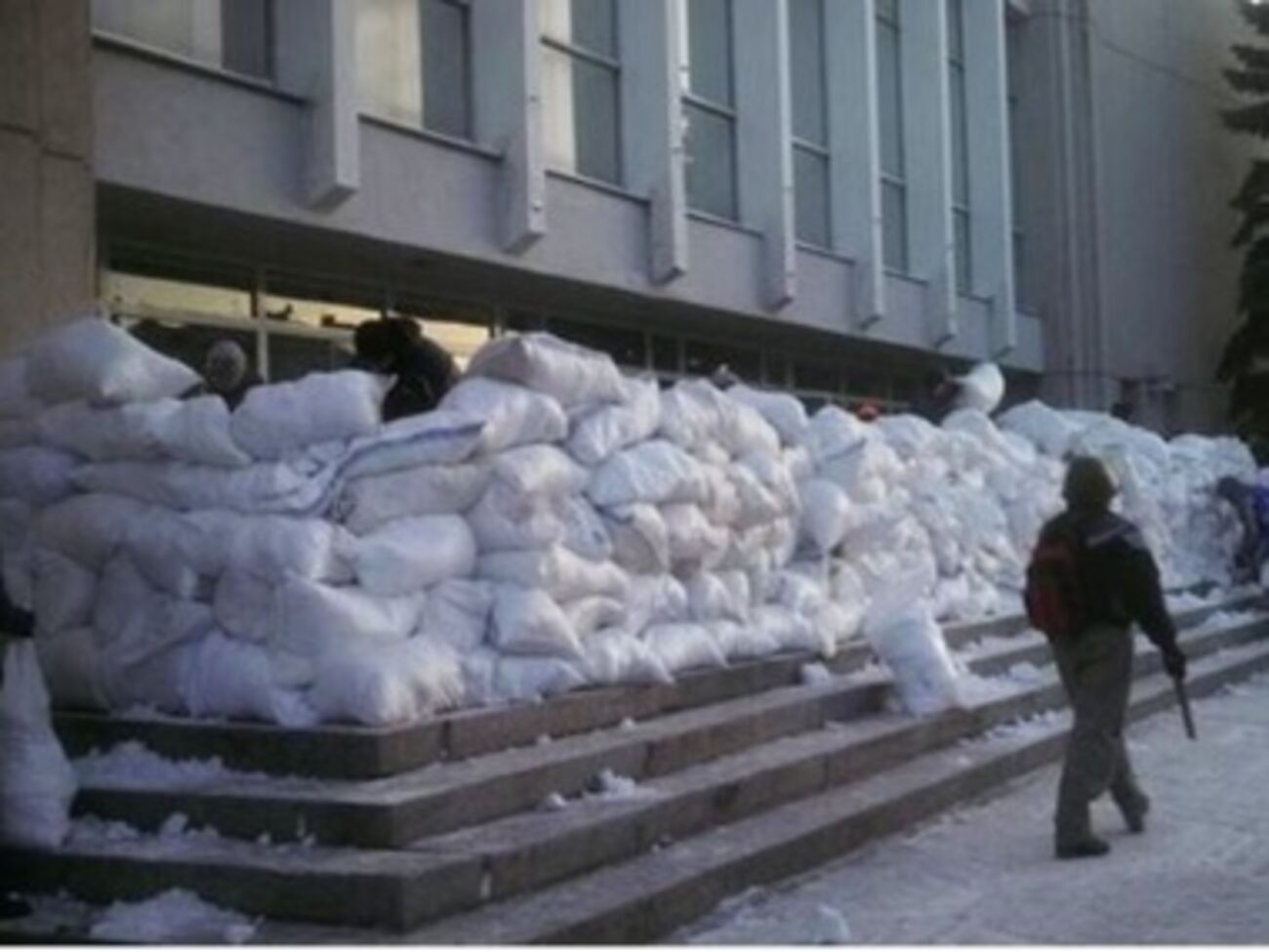 Суд обязал протестующих освободить админздание