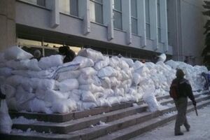 Суд обязал протестующих освободить админздание