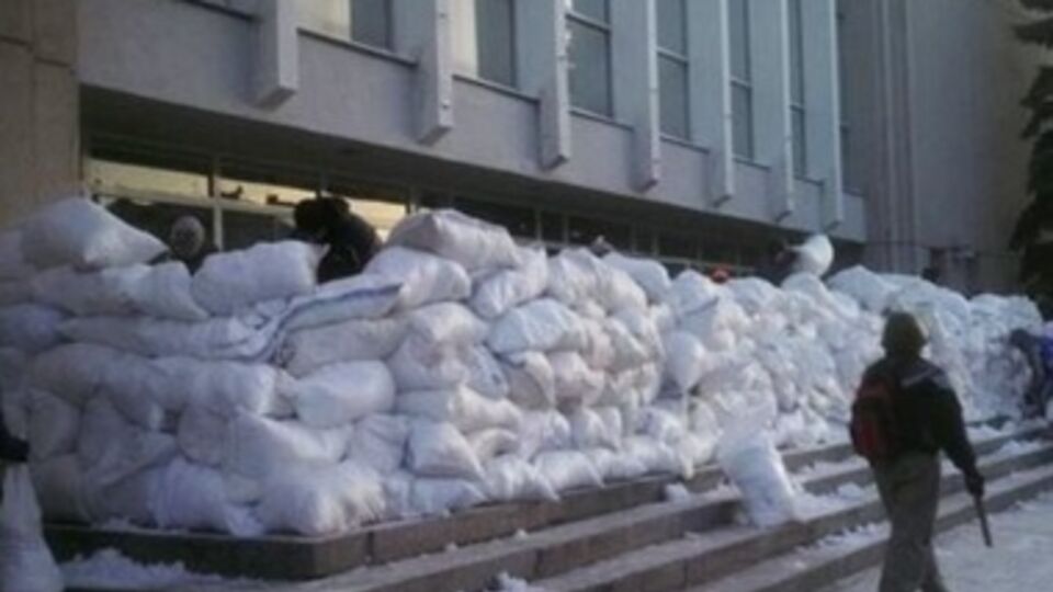 Суд обязал протестующих освободить админздание