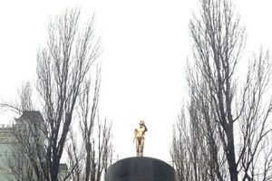 К снесенному памятнику Ленину художница принесла 100 "золотых" детей