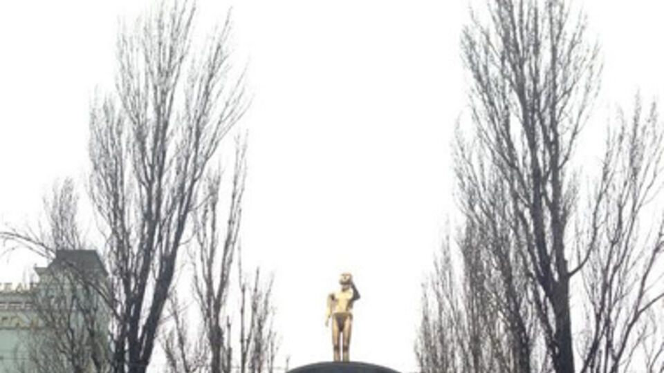 К снесенному памятнику Ленину художница принесла 100 "золотых" детей