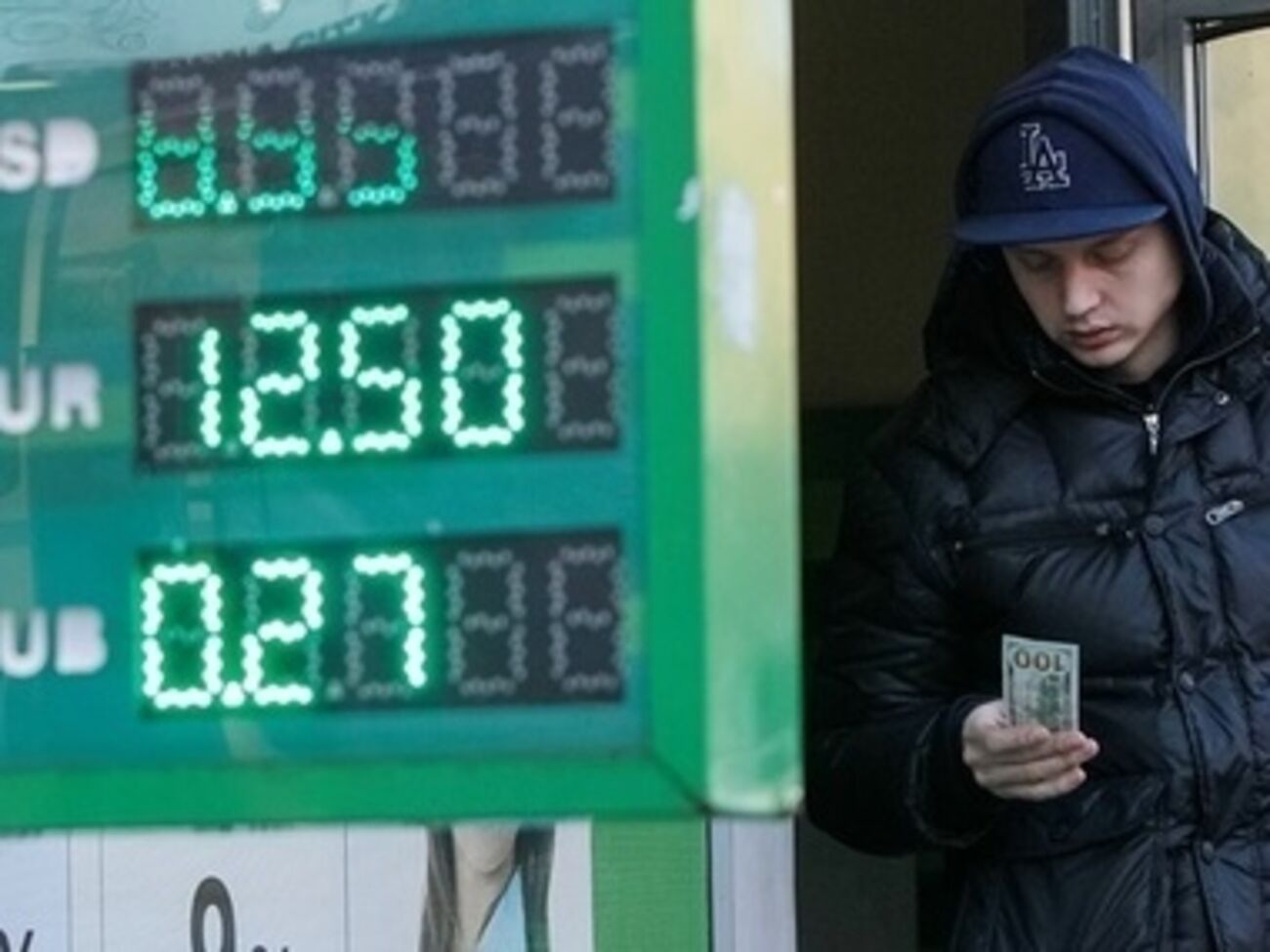 Гривна уступила доллару 8 копеек