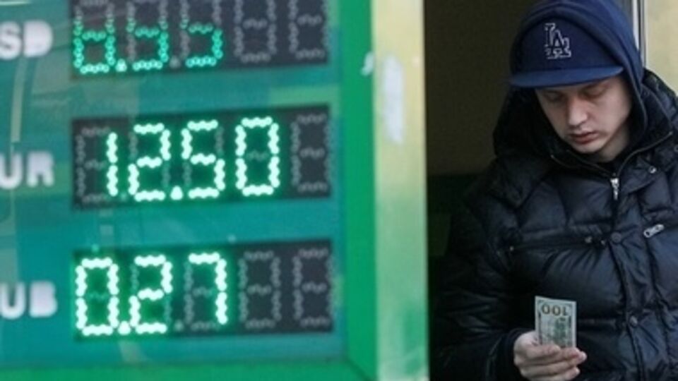 Гривна уступила доллару 8 копеек