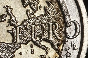 Евро закрепился на 12,05 грн