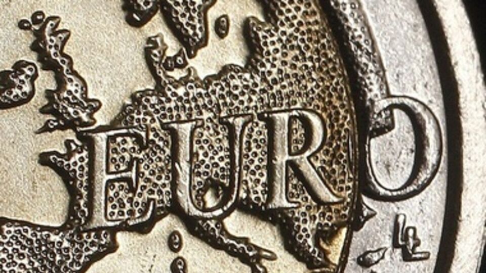 Евро закрепился на 12,05 грн