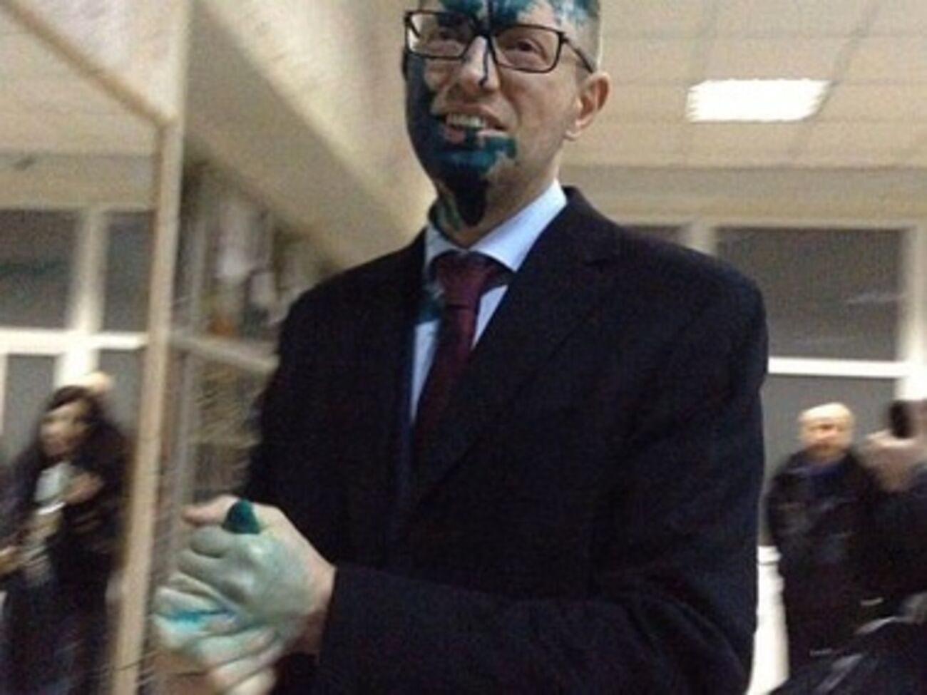 Обливший Яценюка зеленкой хулиган заплатит штраф 100 грн