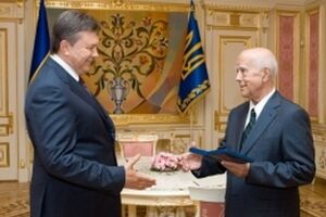Виктор Янукович и Виталий Коротич