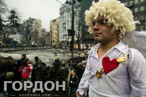 14 февраля на Евромайдане царил Купидон. Фоторепортаж