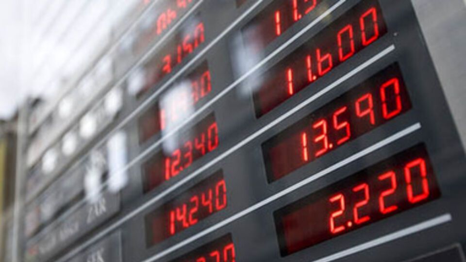 Гривна дешевеет