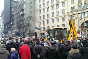 Спецтехника расчищает проезд на Грушевского