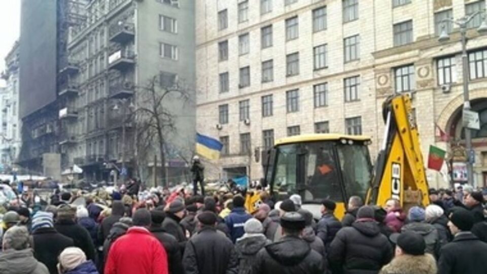 Спецтехника расчищает проезд на Грушевского