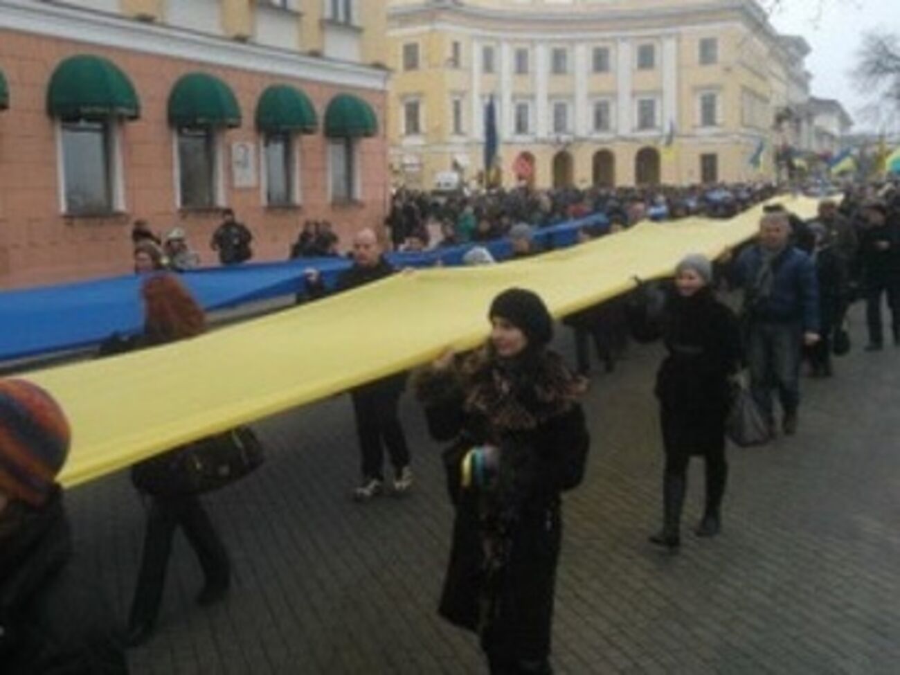 По улицам Одессы пронесли 500-метровый флаг Украины